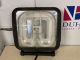 un gros plan d'une lampe posée sur une table