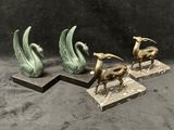 trois sculptures en bronze représentant des animaux, posées sur des socles en marbre, sur fond noir
