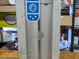 une boîte contenant un distributeur d'eau, posée sur une table