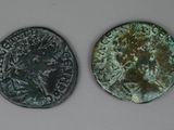 deux pièces de monnaie romaines anciennes, dont l'une représente un buste et l'autre un buste