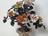 un vase contenant des fleurs, posé sur une table