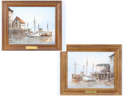 Deux tableaux représentant des bateaux sont accrochés au mur d'une pièce.
