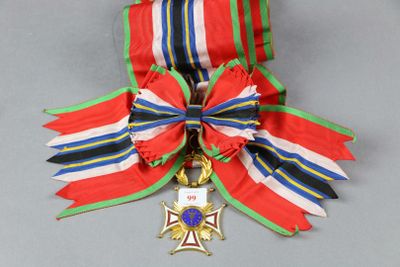 un ruban rouge, blanc et bleu orné d'une croix
