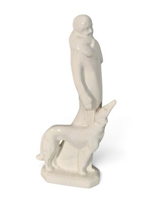 une figurine blanche représentant un homme assis sur un chien