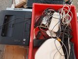 beaucoup d'appareils électroniques dans une boîte rouge posée par terre