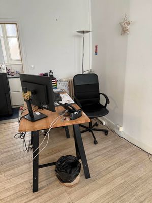 Mobilier de bureau garnissant le local