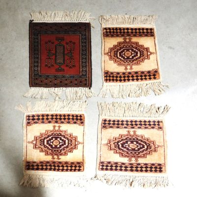 trois tapis aux motifs différents posés sur une table