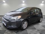 une Opel noire garée dans une pièce au sol en damier