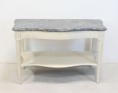une table blanche avec un plateau en marbre