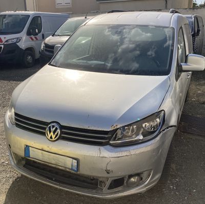 une camionnette argentée garée dans un parking
