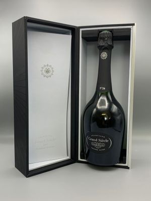 une image représentant une bouteille de champagne dans un coffret noir