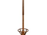 une image représentant un porte-manteau orné de bois de cerf