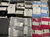 de nombreuses paires de sous-vêtements pour hommes posées sur une table