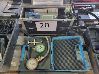 une boîte contenant un manomètre et un manomètre à l'intérieur