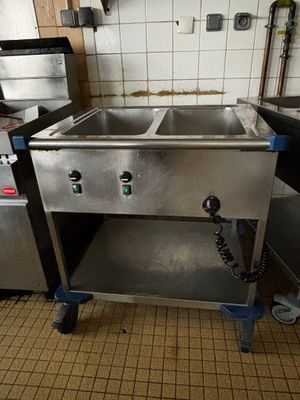 une cuisine équipée d'une cuisinière, d'un évier et d'autres appareils électroménagers