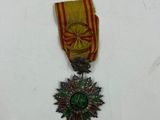 une image représentant une médaille ornée d'une étoile, posée sur une table