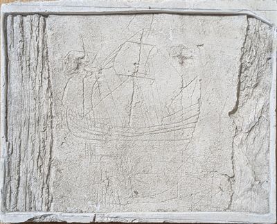 une image représentant une plaque en pierre sur laquelle est sculpté un bateau