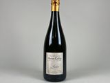 une bouteille de vin posée sur une table blanche