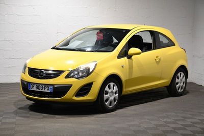 La voiture jaune est garée dans le garage, sur le sol à damier.