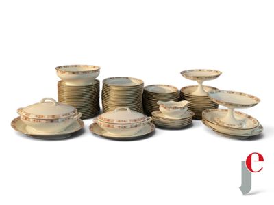 beaucoup d'assiettes et de tasses sur la table
