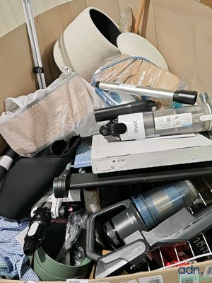 une boîte en carton remplie d'articles ménagers divers