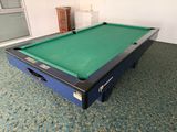 une table de billard recouverte d'un tapis vert