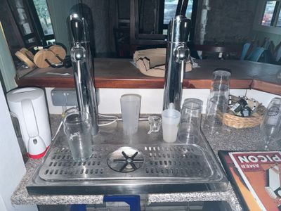 un évier dans lequel il y a beaucoup d'eau