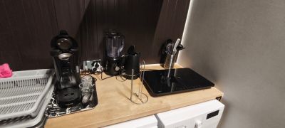 une photo d'une cuisine équipée d'une cuisinière, d'un lave-vaisselle et d'autres appareils électroménagers