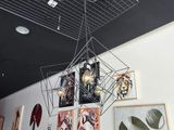 une toile d'araignée suspendue au plafond d'un restaurant
