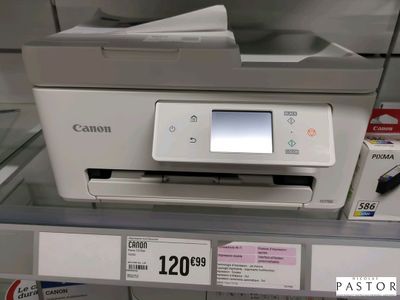une imprimante posée sur une étagère dans un magasin