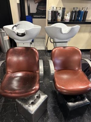 deux fauteuils posés sur un comptoir dans un salon de coiffure pour hommes