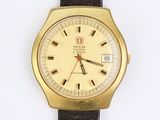une image d'un gros plan d'une montre-bracelet sur une surface blanche