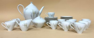 plusieurs tasses et soucoupes et une théière sur la table