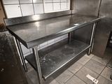 une photo d'une cuisine avec des plans de travail en inox