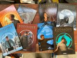 Plusieurs livres sont posés sur une table devant une horloge