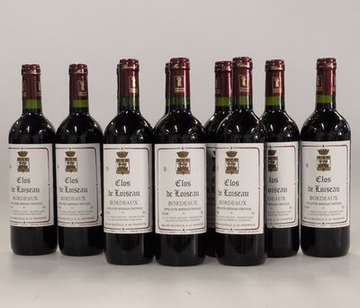 six bouteilles de vin sont alignées sur une table