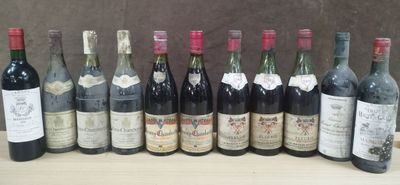 plusieurs bouteilles de vin sont alignées sur une table