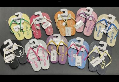 plusieurs paires de tongs, tongs, tongs, tongs, tongs, tongs, tongs, tongs, tongs, tongs, tongs, tongs, tongs, tongs, tongs, tongs, tongs, tongs, tongs, tongs, tongs, tongs, tongs, tongs, tongs, tongs, tongs, tongs, tongs, tongs, tongs, tongs, tongs, tongs, tongs, tongs, tongs, tongs, tongs, tongs, tongs, tongs