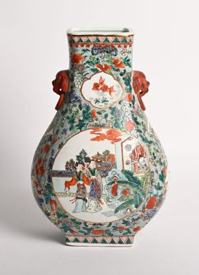 un vase avec un tableau posé sur une table