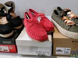 trois paires de chaussures pour femmes posées sur une boîte