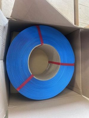 une boîte contenant un rouleau de ruban adhésif bleu