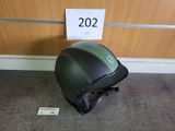 un casque posé par terre à côté d'un panneau