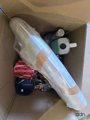 une boîte en carton remplie de bagages et d'autres objets