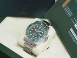 une montre Rolex dans un coffret posé sur une table