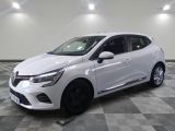 une voiture blanche garée sur un sol en damier dans un garage