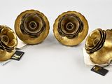 trois roses dorées sont posées sur une feuille de papier