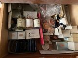une boîte contenant un grand nombre d'objets différents