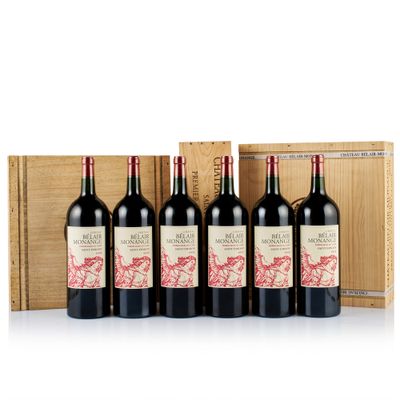 quatre bouteilles de vin rouge dans un coffret en bois