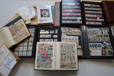 de nombreux timbres de toutes sortes dans un album posé sur une table