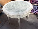 deux chaises et une table posées sur le trottoir